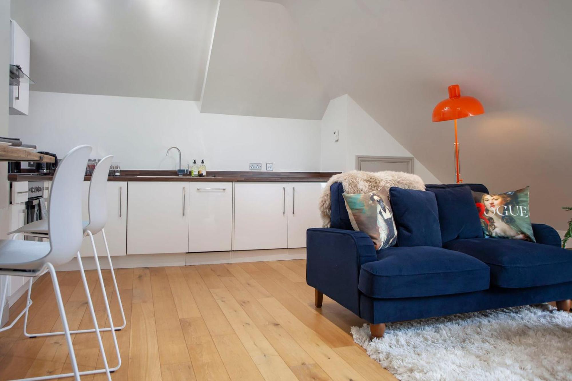 Higgihaus Cabot Mews #40 Sunday - Friday Location Apartment