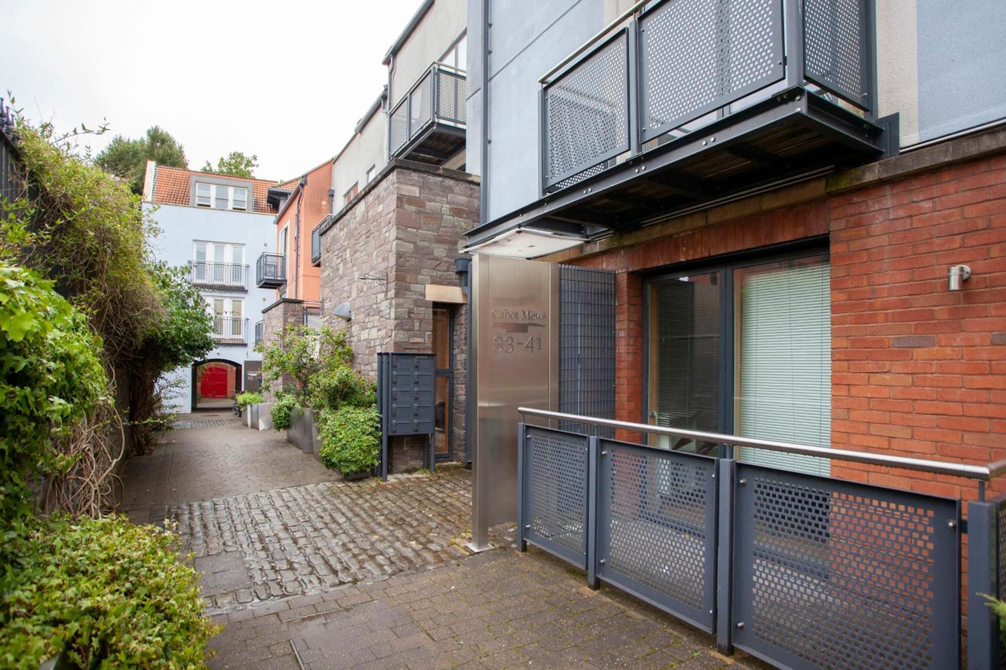 Apartment Higgihaus Cabot Mews #40 Sunday - Friday Location *