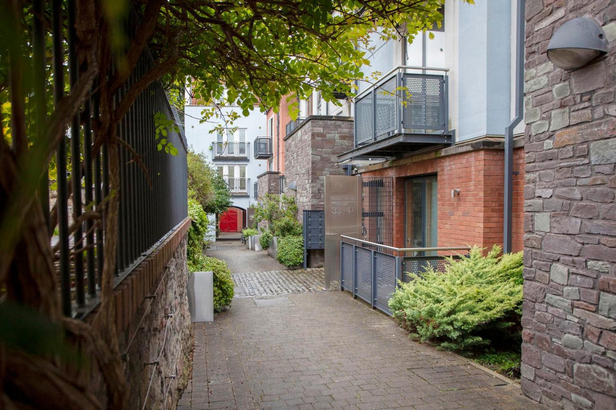 Apartment Higgihaus Cabot Mews #40 Sunday - Friday Location